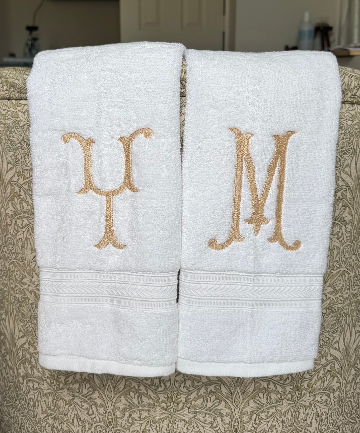 Romanesque solid towels